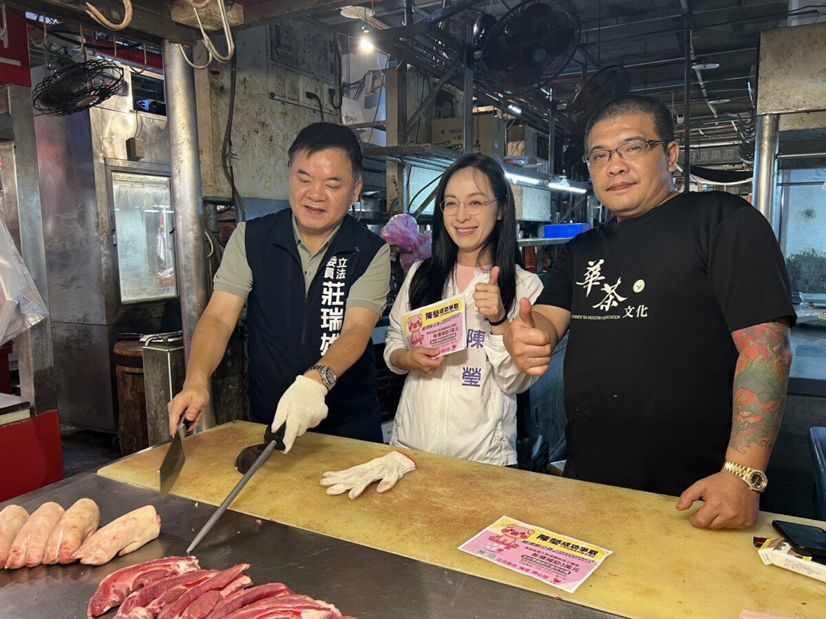 豬肉攤商禁令損失補助 每攤3萬元 立委陳瑩、莊瑞雄赴市場宣導補助申請方式