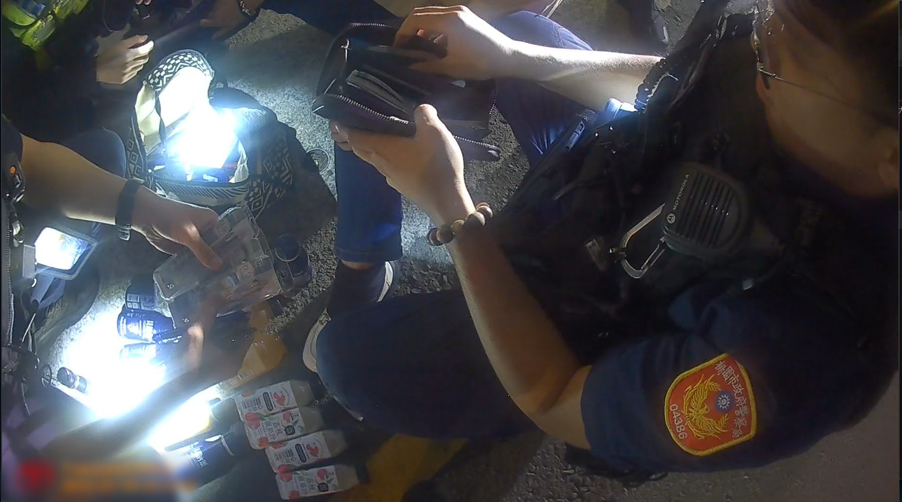 【有片】中壢女超商偷逾千元飲料、三明治 遭店員秒抓包下場慘 【有片】中壢女超商偷逾千元飲料、三明治 遭店員秒抓包下場慘