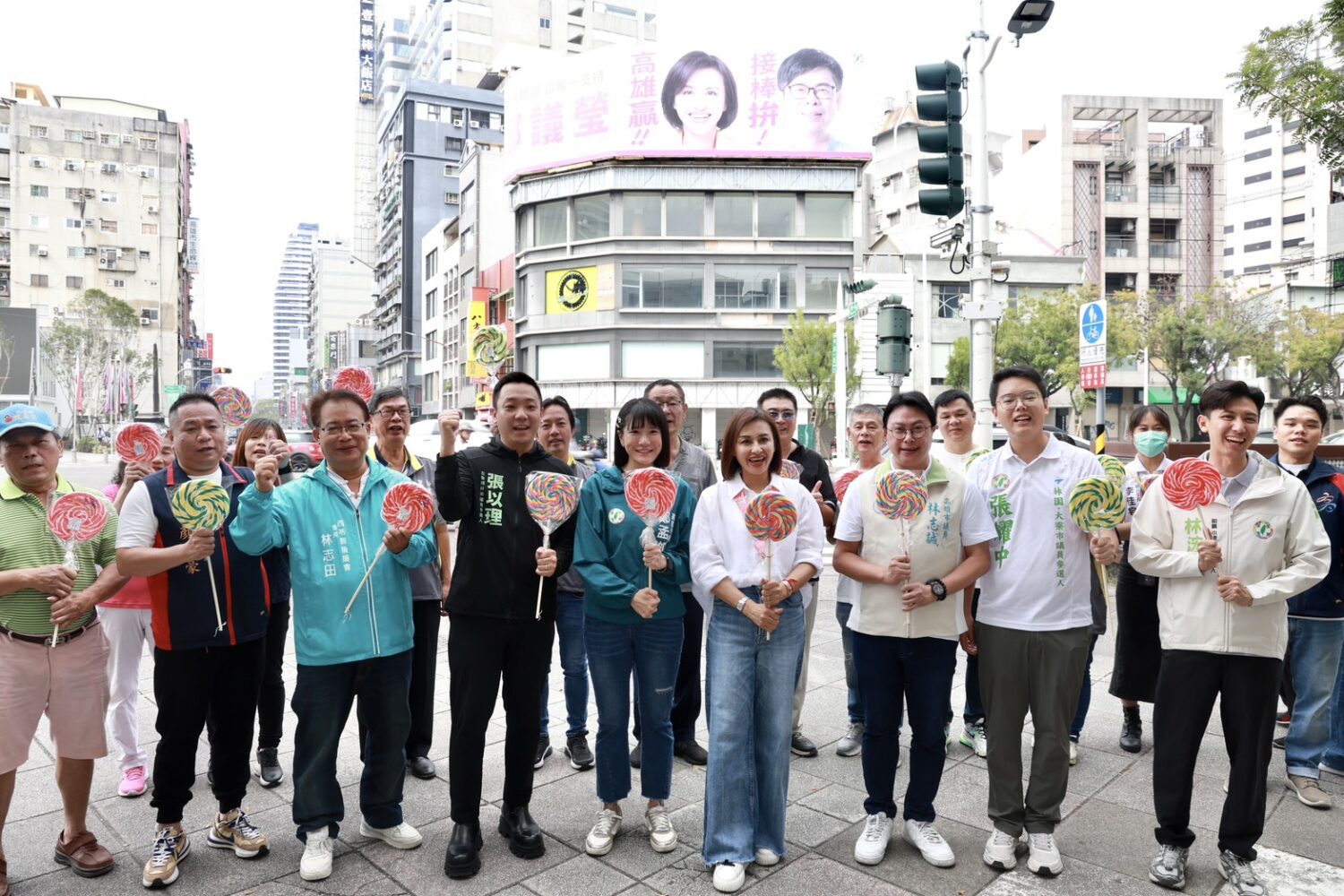 「最像陳其邁的參選人」邱議瑩攜手陳其邁子弟兵　換新看板宣告接棒拚高雄