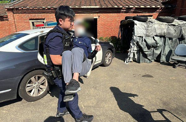 平鎮負氣離家老翁倒地不起 員警到場抱著老人進家門 平鎮負氣離家老翁倒地不起 員警到場抱著老人進家門