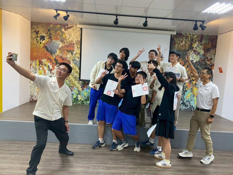 漾新聞|鳳中雙語實驗班攜北門高中共探科學 跨校英語交流展學習新視野 漾新聞|鳳中雙語實驗班攜北門高中共探科學 跨校英語交流展學習新視野