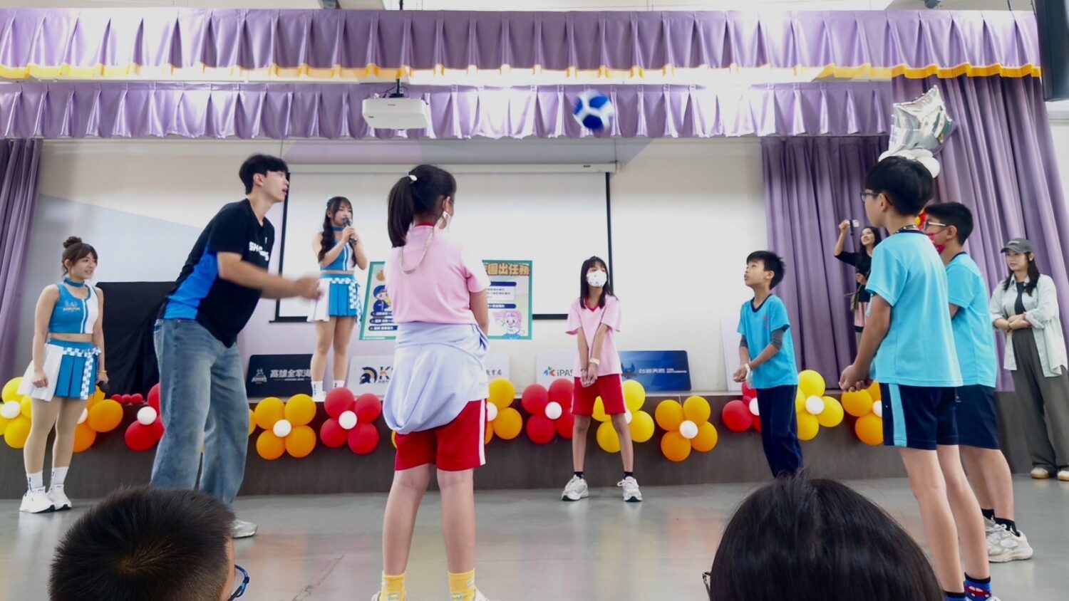 台鋼天鷹啦啦隊球員「校園出任務」首站永芳國小 2025-26全新賽季高雄市學生50元看球超優惠案