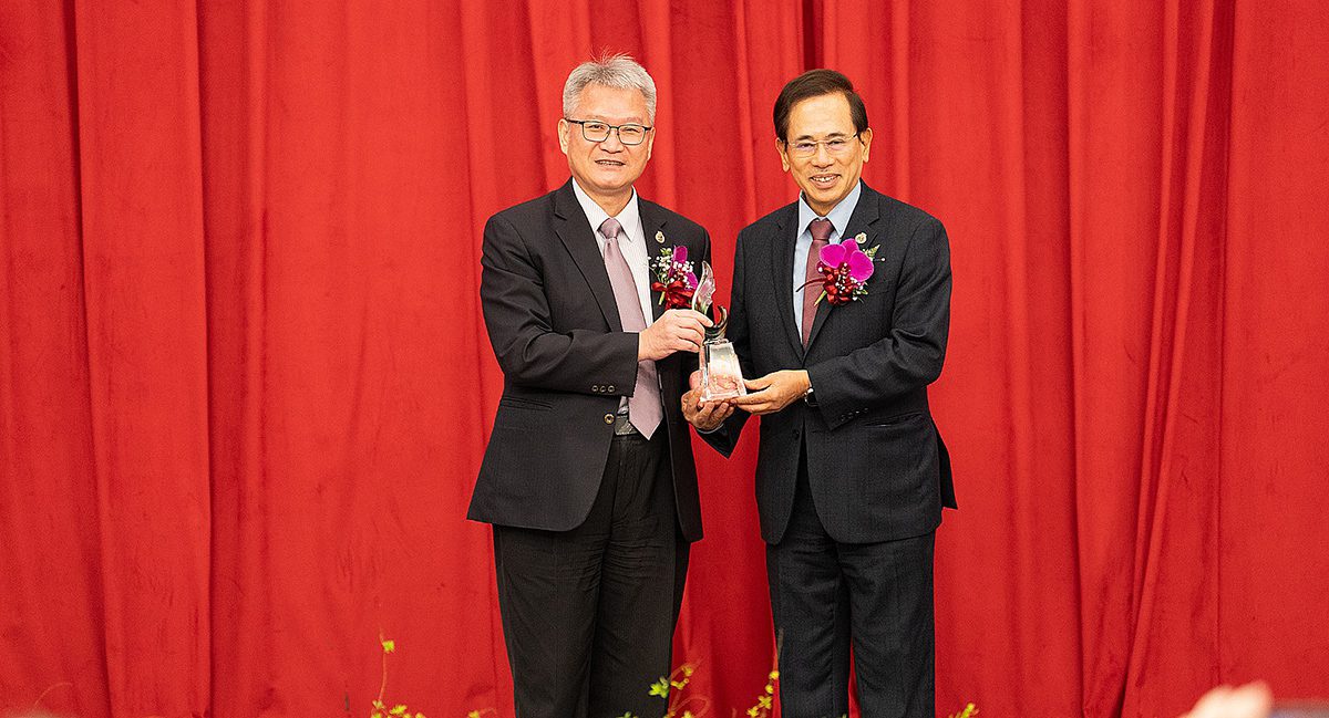 中山醫大65週年校慶 護理系60週年同慶 吳元煌獲頒名譽博士 中山醫大65週年校慶 護理系60週年同慶 吳元煌獲頒名譽博士