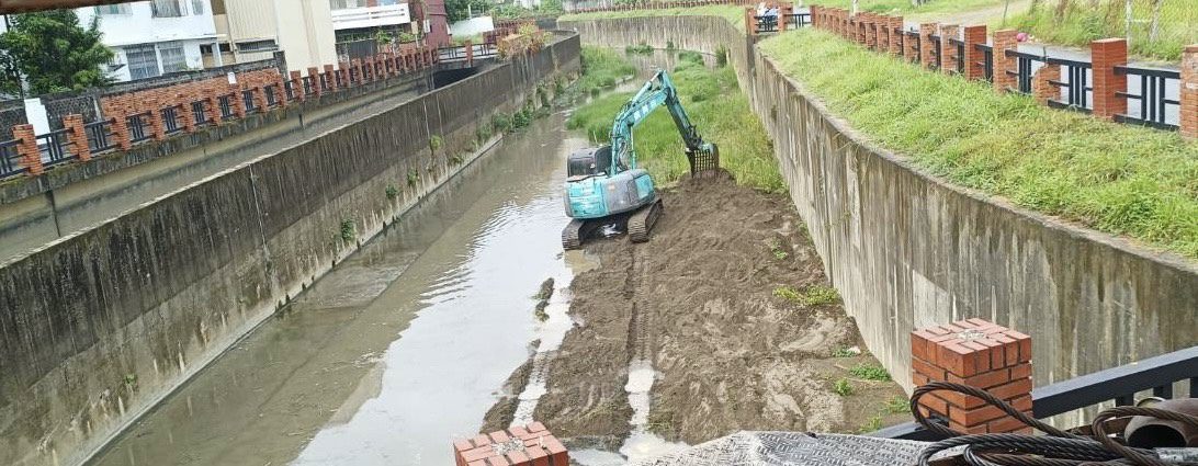 高雄市水利局於鳳凰颱風來襲前清疏曹公新圳　強化排水通洪能力