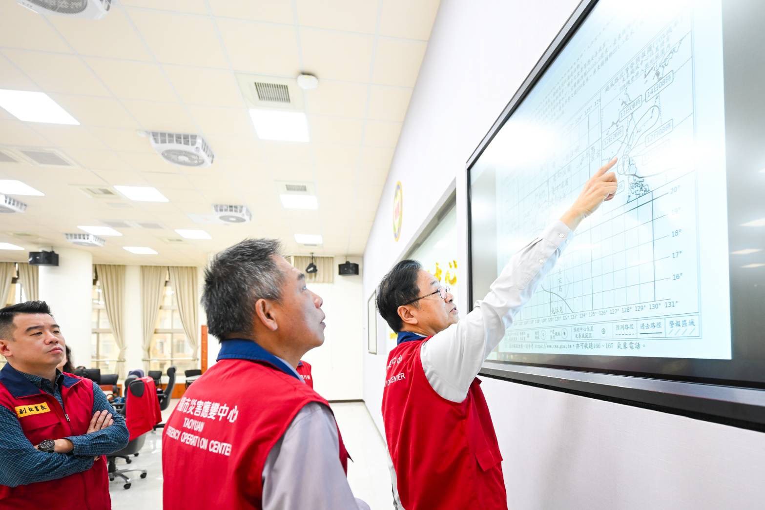 張善政視察應變中心 說明桃園全市停班課決策原因 張善政視察應變中心 說明桃園全市停班課決策原因