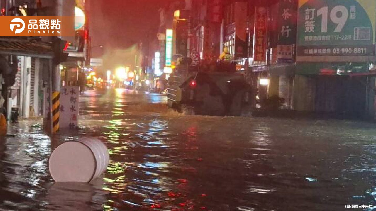 蘇澳暴雨淹一層樓高!軍方出動兩棲戰車救援 蘇澳暴雨淹一層樓高!軍方出動兩棲戰車救援
