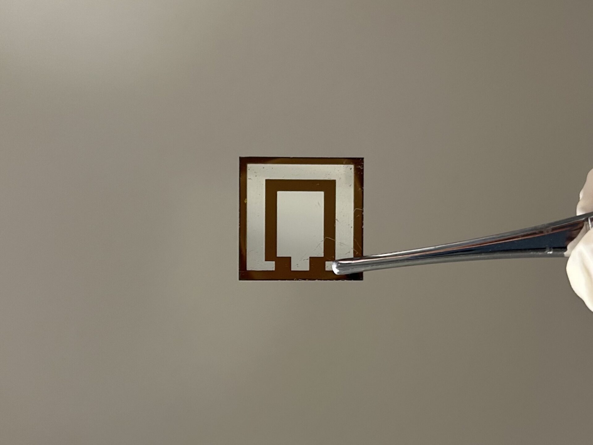 嶺大跨學科學院學者聯合研發嶄新策略 實現高效穩定反式鈣鈦礦太陽能電池 成果發表於國際最頂級學術期刊《自然》