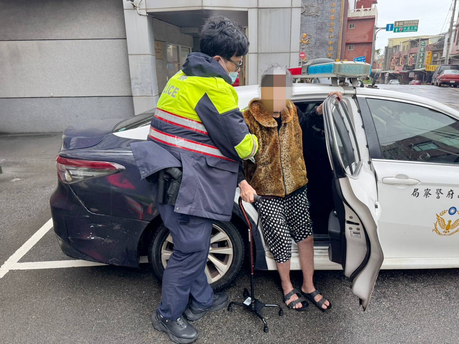 鳳凰來襲！觀音老婦不敵強風跌倒無法起身 波麗士即刻救援