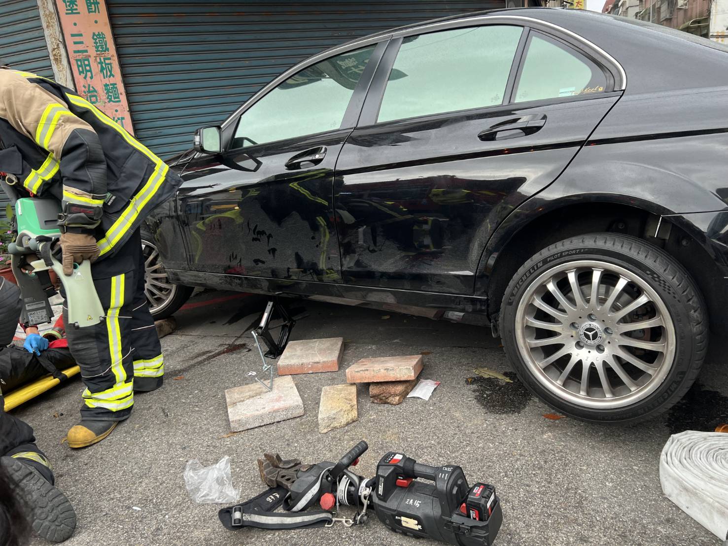桃園騎士遭左轉轎車猛撞身亡 網急尋行車紀錄器找真相 桃園騎士遭左轉轎車猛撞身亡 網急尋行車紀錄器找真相