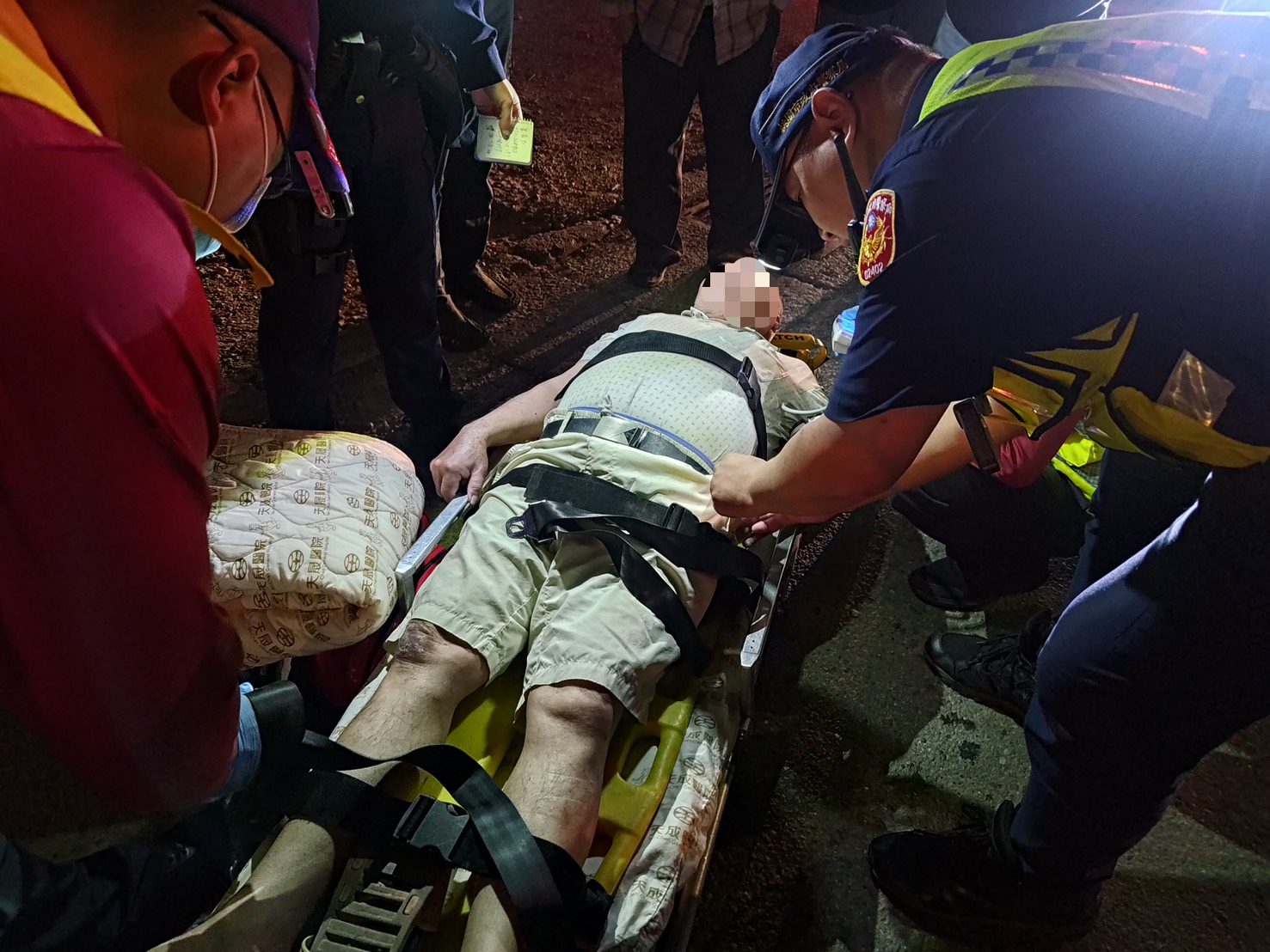 楊梅7旬翁跌倒撞破頭 幼獅警護送返家