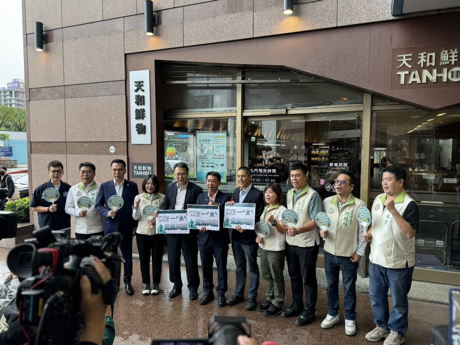 許智傑正式登記市長初選 高雄多位跨派系議員北上力挺! 吳怡農現身喊支持 盼未來北高連線 許智傑正式登記市長初選 高雄多位跨派系議員北上力挺! 吳怡農現身喊支持 盼未來北高連線