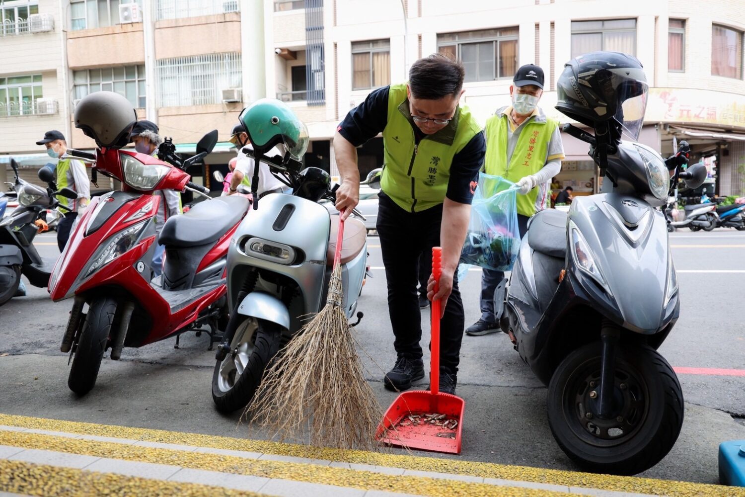 颱風過後 賴瑞隆與基層巡守隊清理市容環境 誓言讓家園更安心、安全