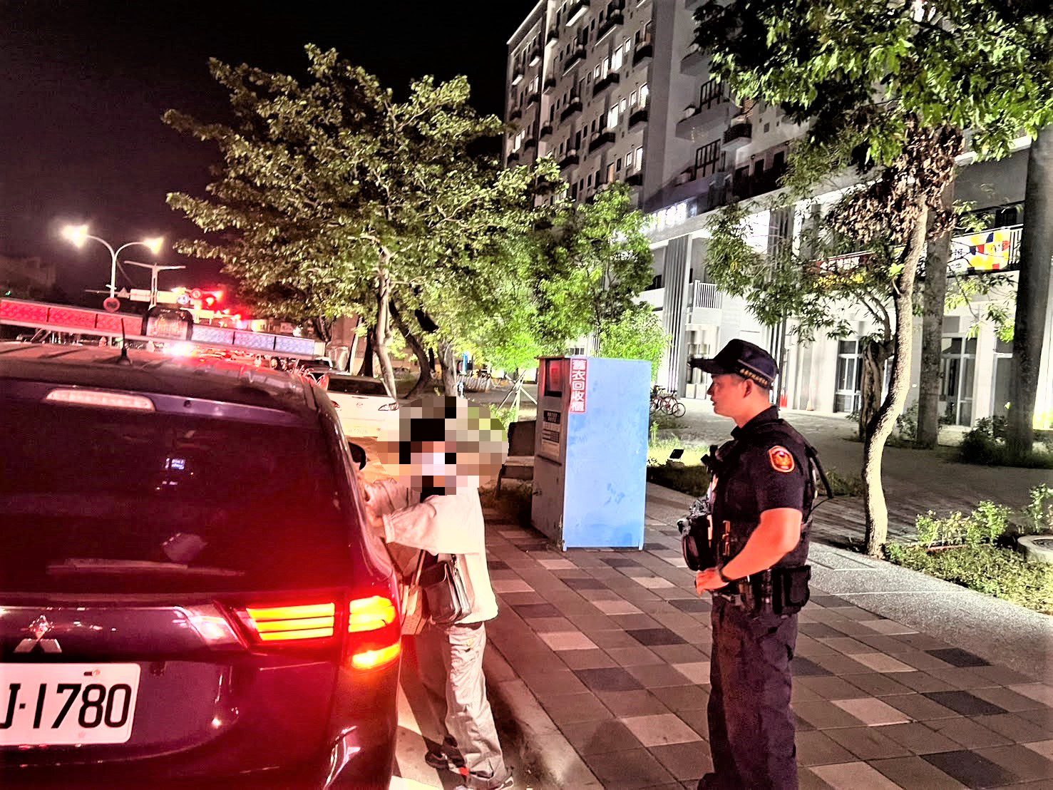 婦人身體不適 八掌警機警察覺協助送醫 婦人身體不適 八掌警機警察覺協助送醫