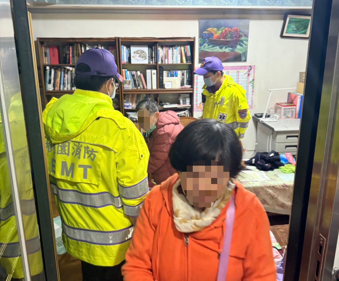 楊梅獨居婦心臟不適突倒地 警消、鎖匠合力救援 楊梅獨居婦心臟不適突倒地 警消、鎖匠合力救援