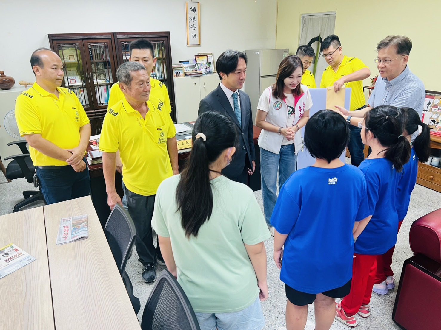 林園扶輪社以獎助學金認養37位「扶輪之子」孩子親寫卡片暖心致謝