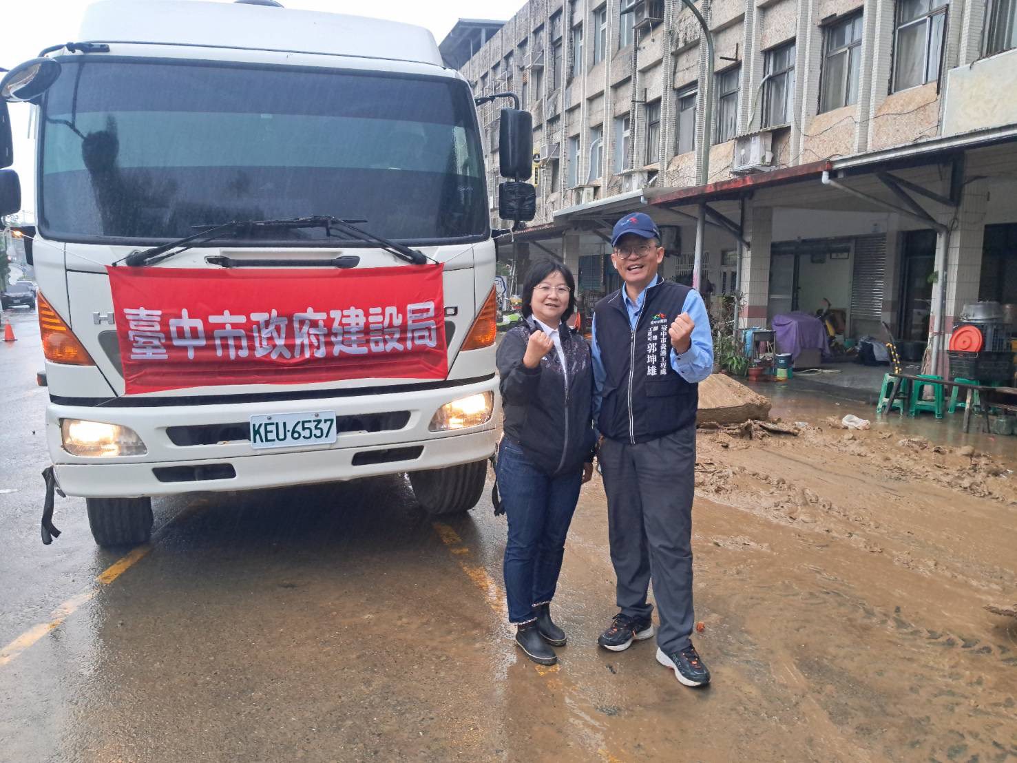 豪雨重創宜蘭蘇澳  蘇澳地方鄉親及議員感謝「台中隊」夜雨中持續搶修