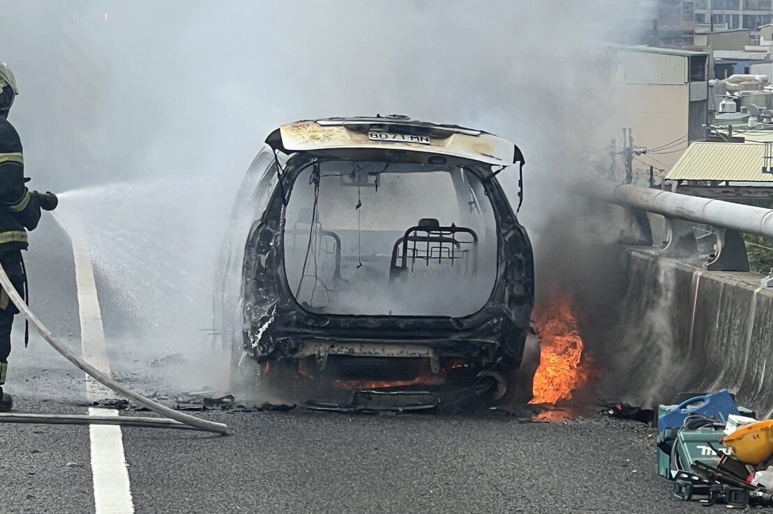 國1桃園段小客車頭突竄火!駕駛驚險逃生整輛燒剩骨架 國1桃園段小客車頭突竄火!駕駛驚險逃生整輛燒剩骨架