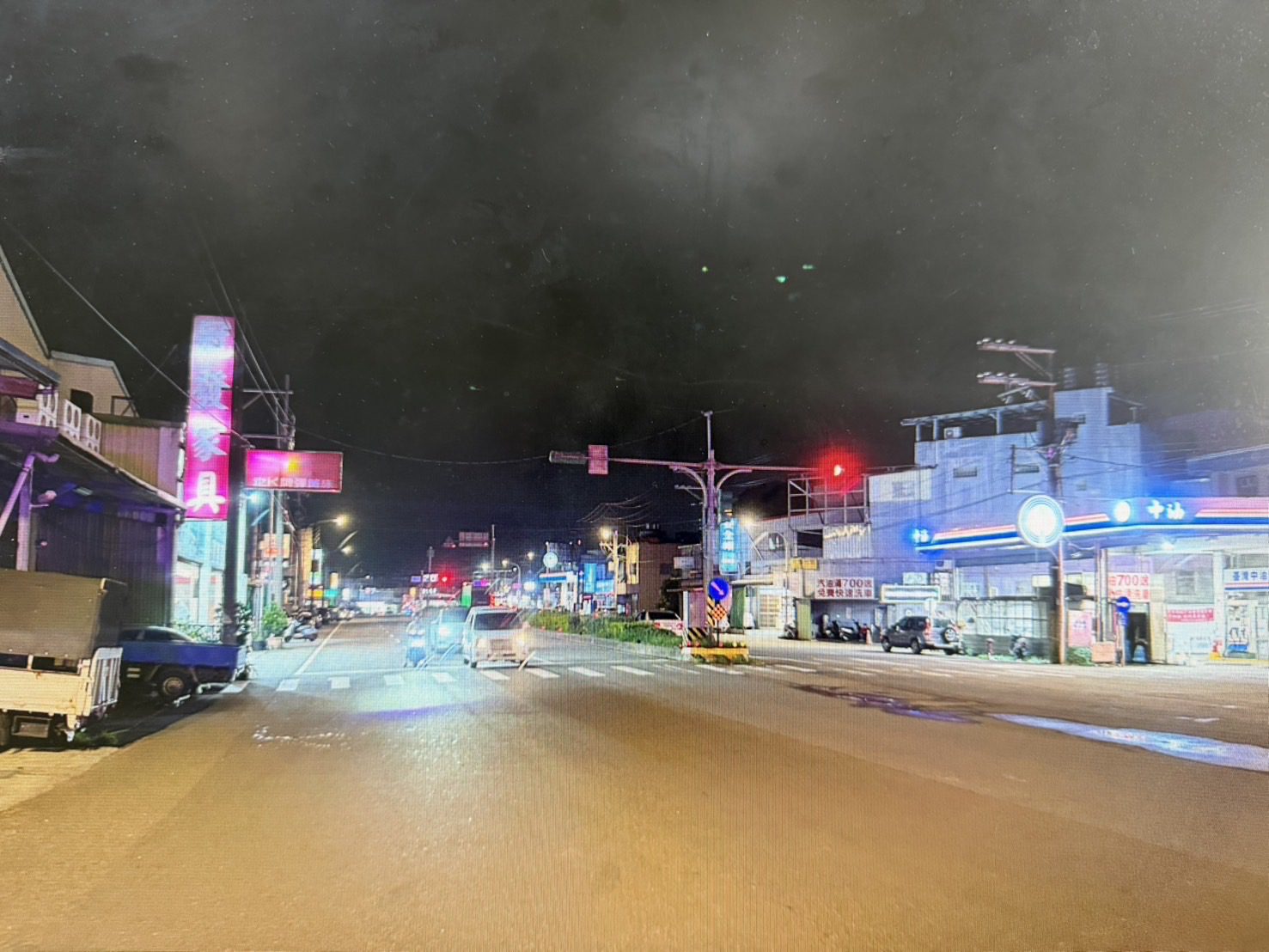 紅燈未停釀禍？直行車疑搶快撞上左轉車 騎士受傷倒地