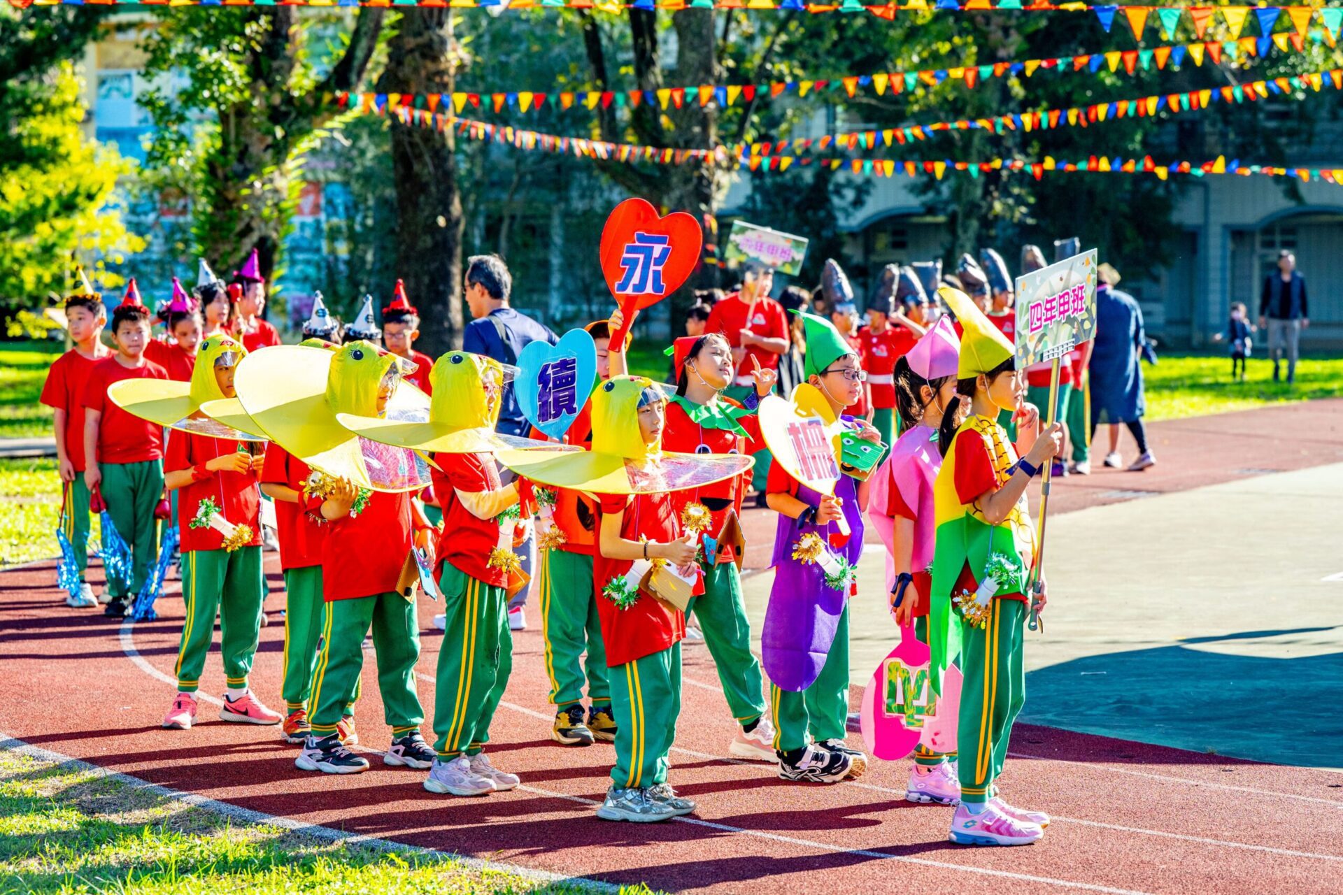 張善政出席內柵國小125週年校慶 肯定學校永續與生態教育成果 張善政出席內柵國小125週年校慶 肯定學校永續與生態教育成果