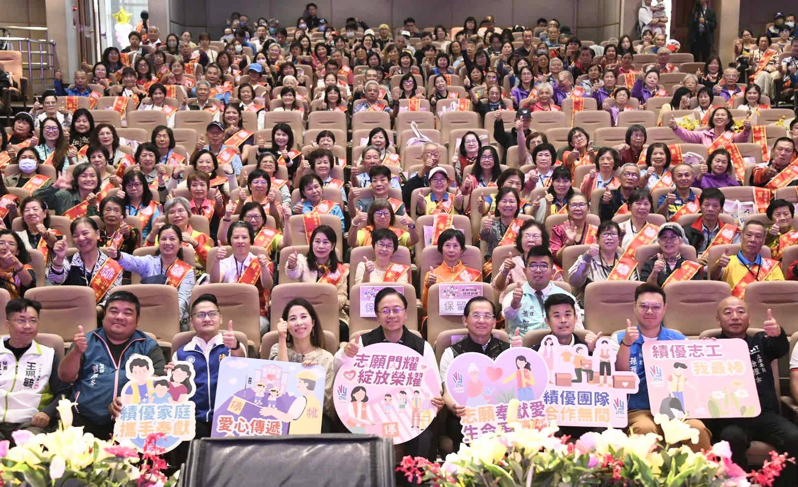 桃園表揚2571位志工熱心奉獻 張善政肯定:推動市政的重要力量 桃園表揚2571位志工熱心奉獻 張善政肯定:推動市政的重要力量