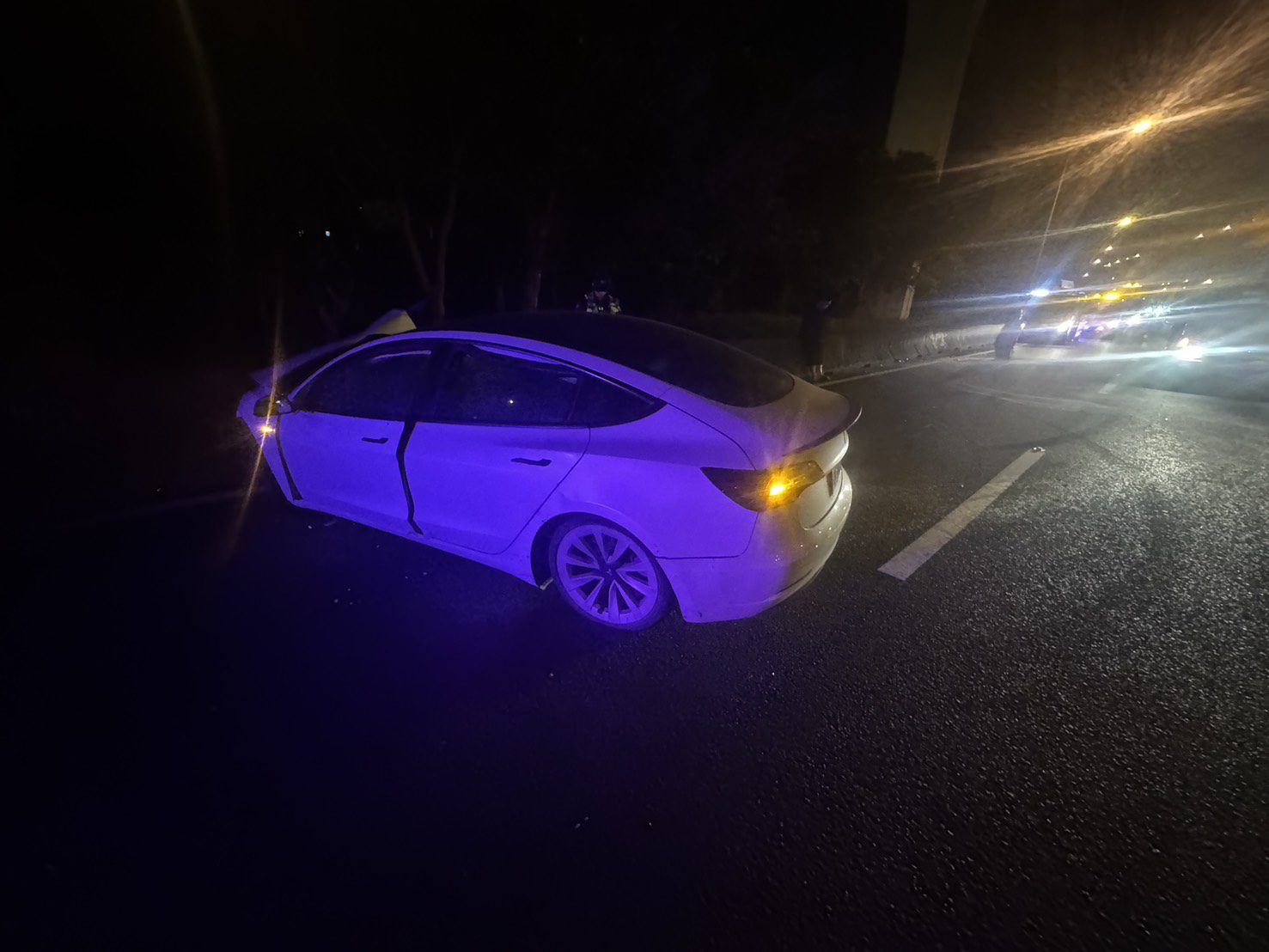 【有片】深夜恍神釀禍!特斯拉國1南崁路段猛撞護欄 車頭全毀 【有片】深夜恍神釀禍!特斯拉國1南崁路段猛撞護欄 車頭全毀