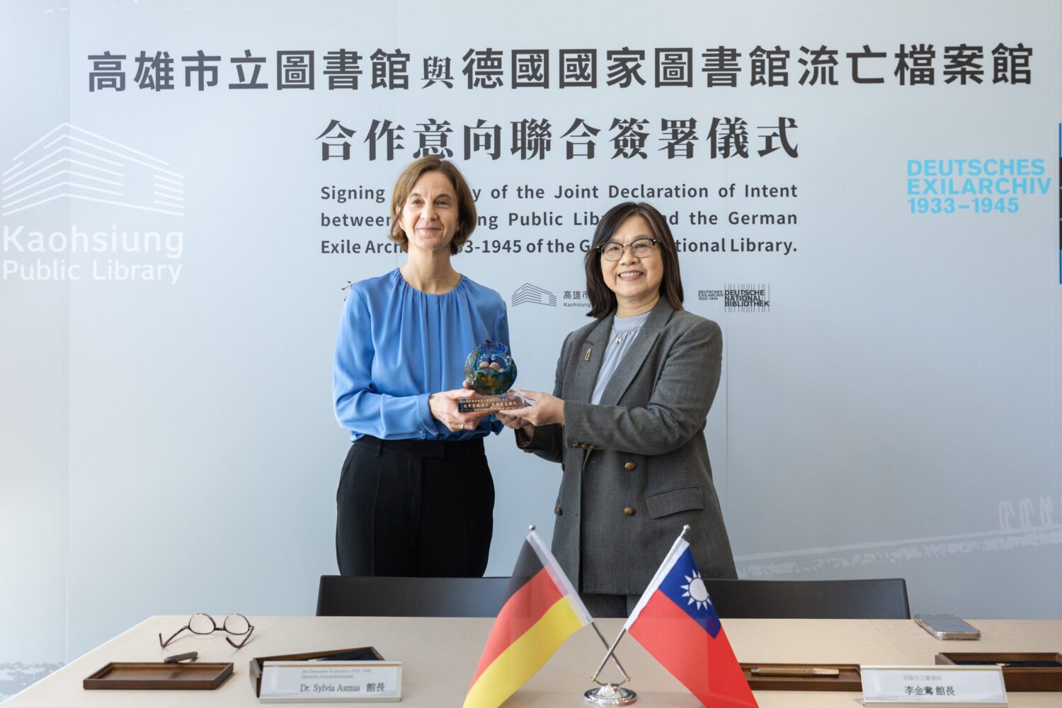 高市圖與德國國家圖書館流亡檔案館 簽署MOU合作協議 臺德文化交流再添新頁! 高市圖與德國國家圖書館流亡檔案館 簽署MOU合作協議 臺德文化交流再添新頁!