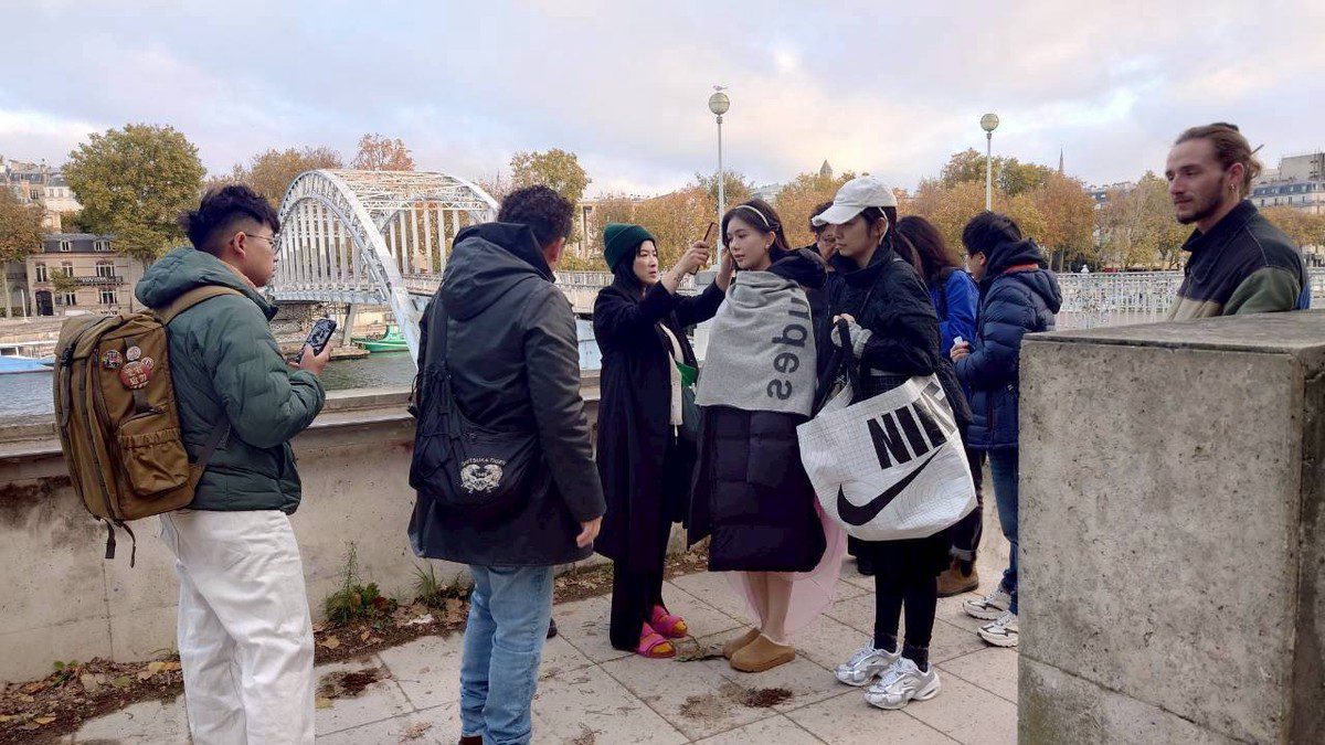 巴黎街頭偶遇鄭芯恩!網友驚呼:「超美」竟是她為思薇爾拍大片 巴黎街頭偶遇鄭芯恩!網友驚呼:「超美」竟是她為思薇爾拍大片