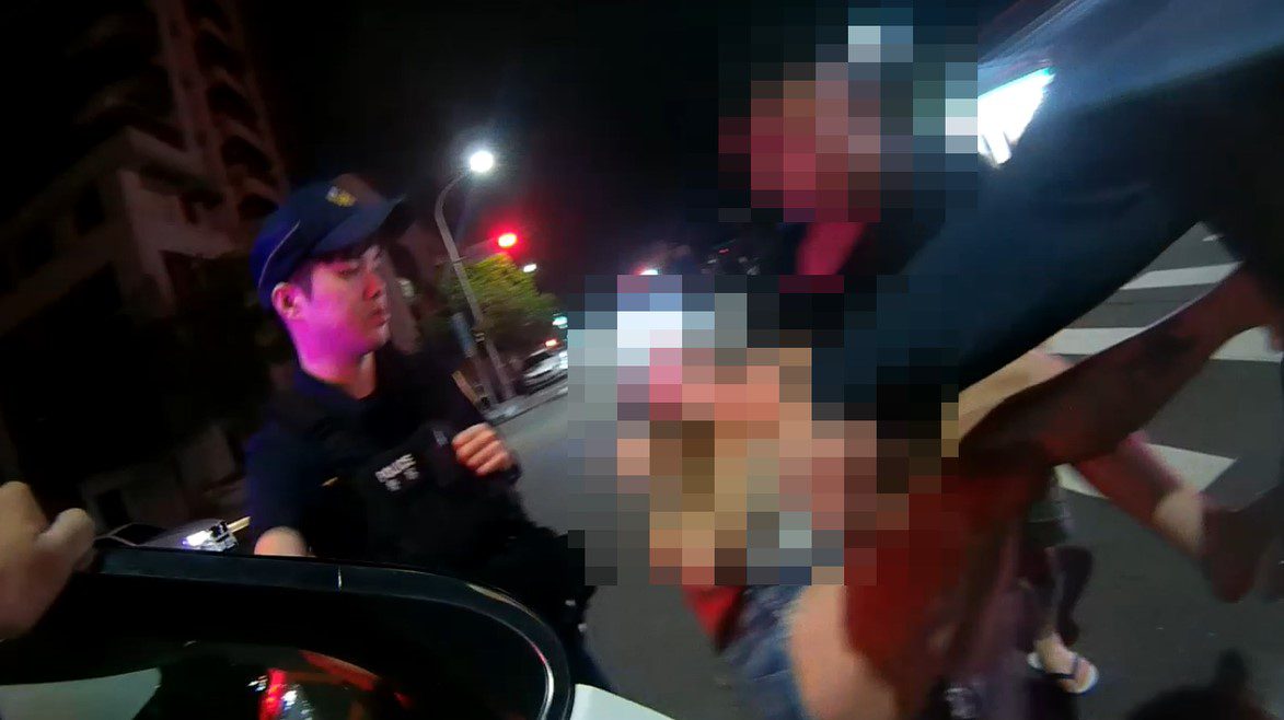 女子歡唱突不適 中市警火速護送就醫 女子歡唱突不適 中市警火速護送就醫