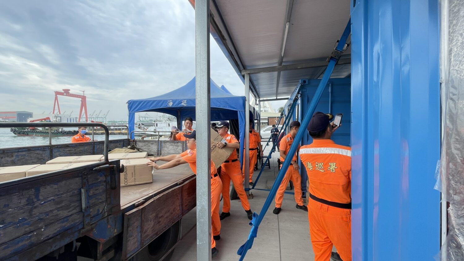 高市府財政局會同協查機關破獲漁船走私菸品6萬餘包 市值逾新臺幣490萬元 高市府財政局會同協查機關破獲漁船走私菸品6萬餘包 市值逾新臺幣490萬元