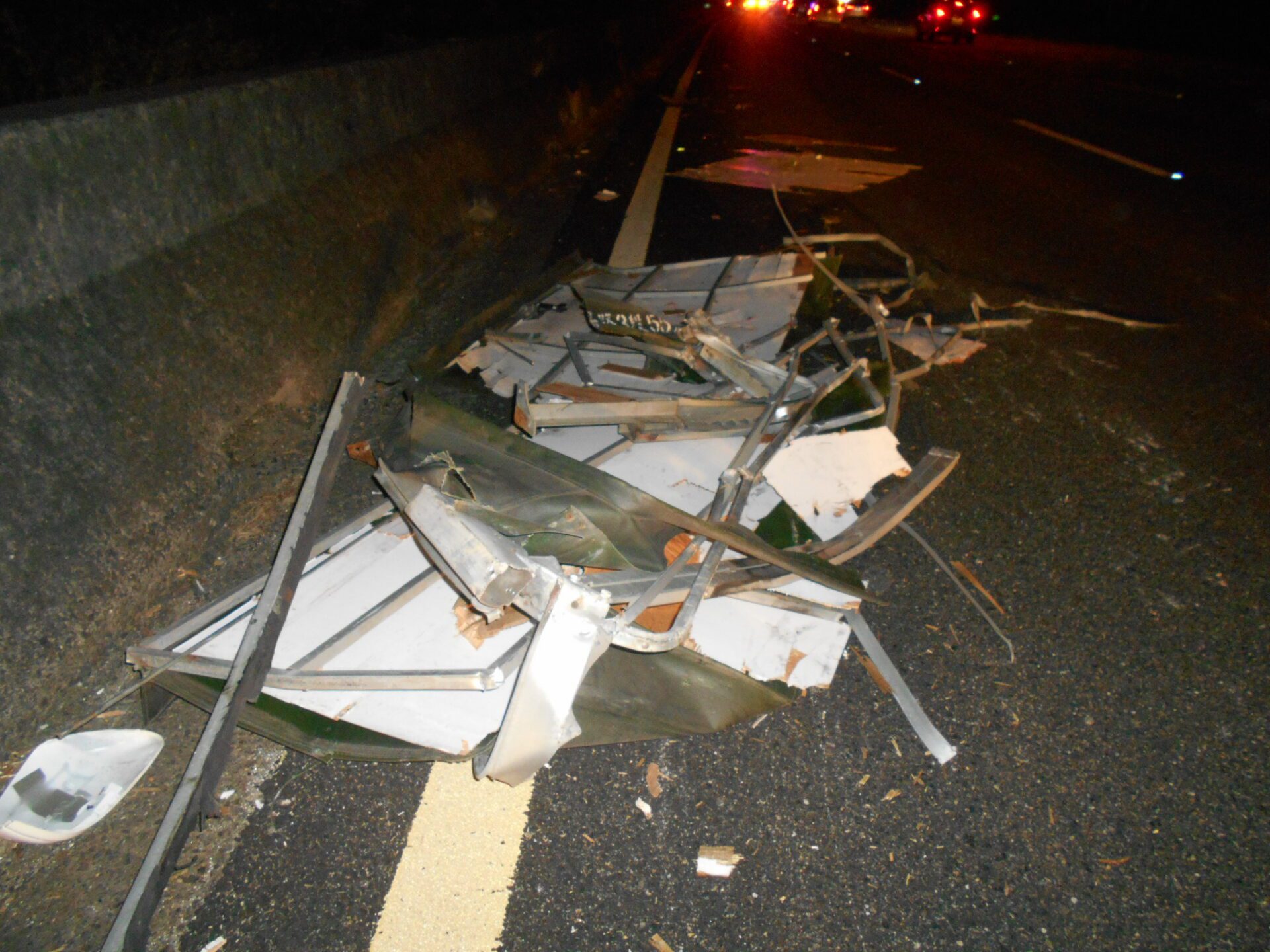 【有片】扯!國1桃園段鐵架掉路中 釀8車事故 【有片】扯!國1桃園段鐵架掉路中 釀8車事故