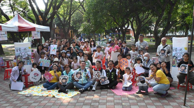 漾新聞|親子席地作畫爆人潮!客畫入微點亮秋日高雄 漾新聞|親子席地作畫爆人潮!客畫入微點亮秋日高雄