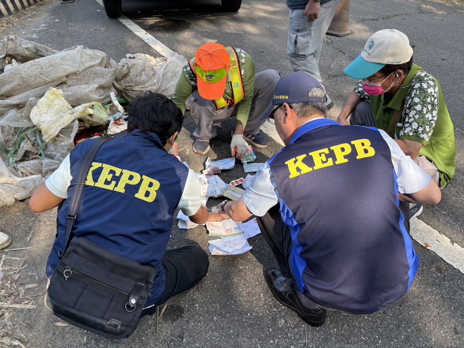 月世界山坡驚見大量棄置垃圾 環保局火速追查不法業者 月世界山坡驚見大量棄置垃圾 環保局火速追查不法業者