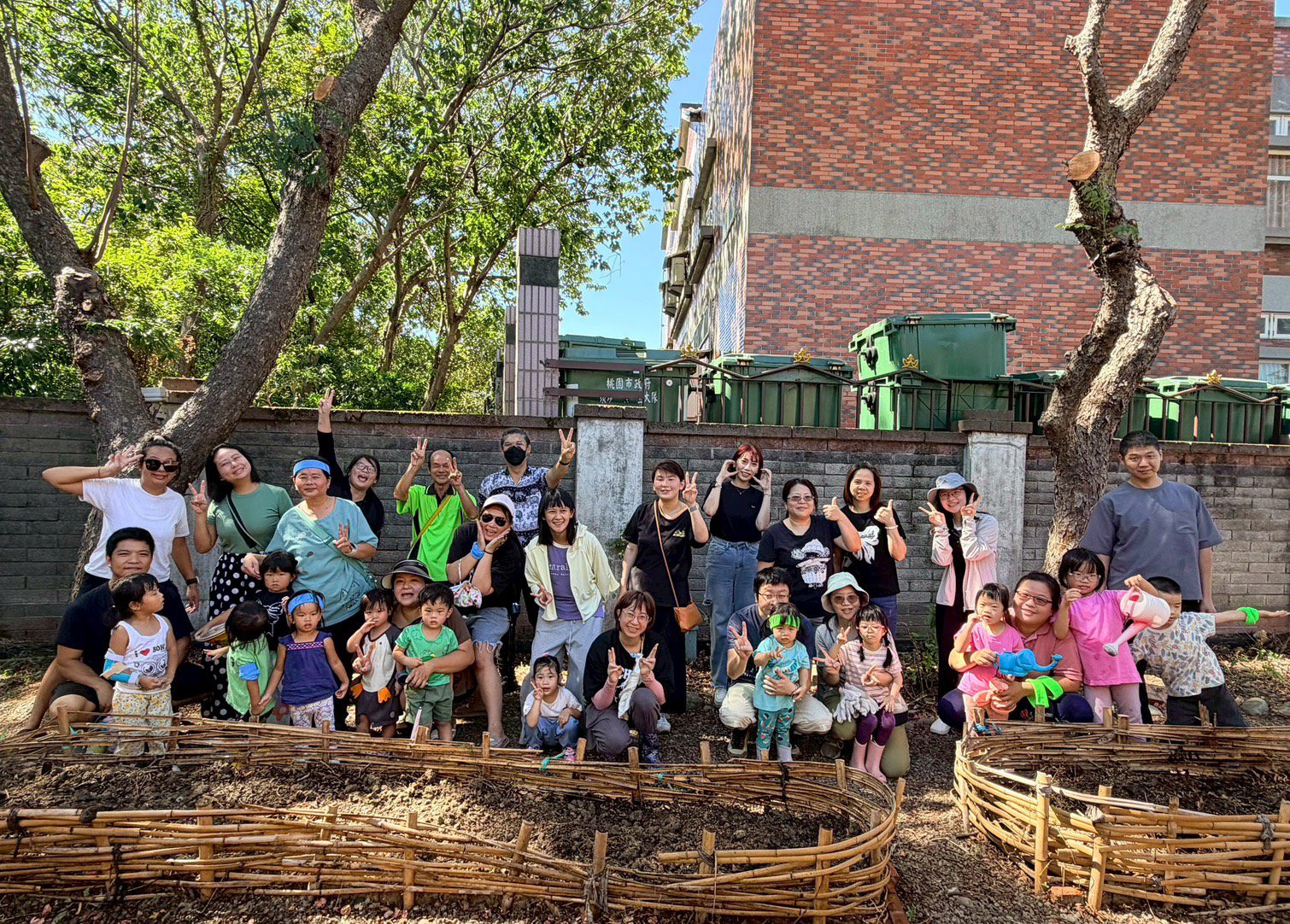 八德幼兒園推食農教育 親子走入田間割稻、搭棚體驗農耕辛勞 八德幼兒園推食農教育 親子走入田間割稻、搭棚體驗農耕辛勞
