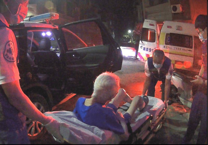 漾新聞|美濃警攙扶迷途老翁回家救一命 漾新聞|美濃警攙扶迷途老翁回家救一命