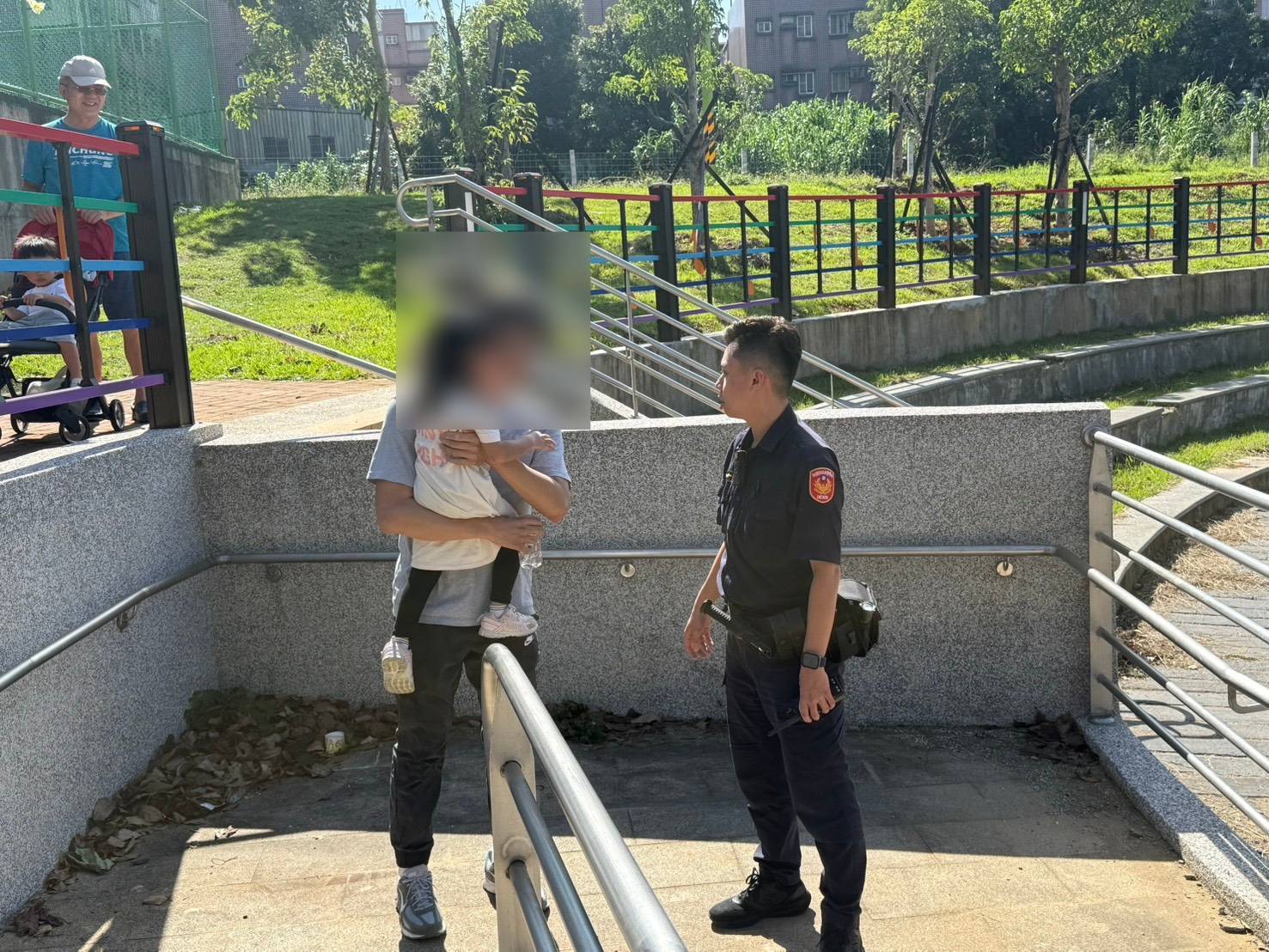 平鎮3歲童與父親走散急哭 波麗士化身保母安撫 平鎮3歲童與父親走散急哭 波麗士化身保母安撫