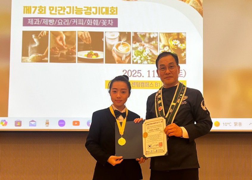 為國爭光 樹科大餐烘系陳鈺茹師《光樹聖誕》創意口布 2025釜山技能人賽奪金 為國爭光 樹科大餐烘系陳鈺茹師《光樹聖誕》創意口布 2025釜山技能人賽奪金