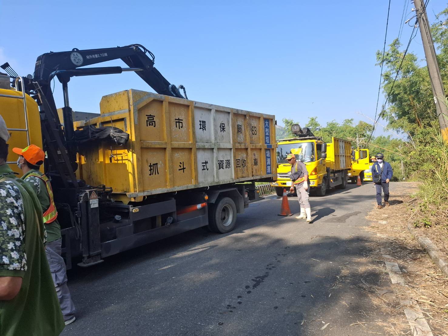 月世界山坡遭棄置大量垃圾 高市環保局立即動員清除並全面追查不法來源 月世界山坡遭棄置大量垃圾 高市環保局立即動員清除並全面追查不法來源