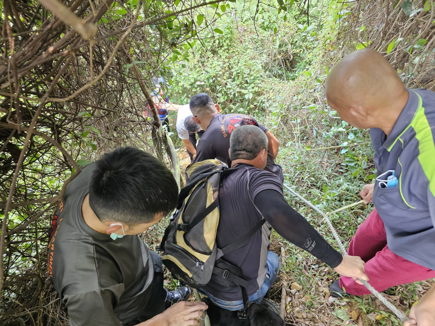 觀音山登山客身體不適 消防大社分隊籃式擔架人力接駁救援 觀音山登山客身體不適 消防大社分隊籃式擔架人力接駁救援