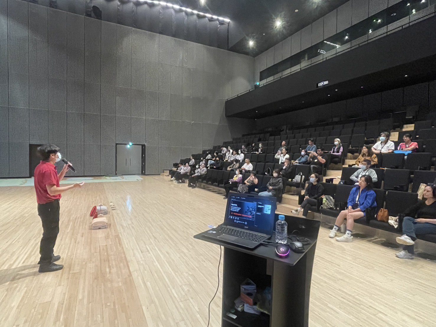 青埔消防分隊前進兒美館授課 志工跪地實作CPR訓練急救能力 青埔消防分隊前進兒美館授課 志工跪地實作CPR訓練急救能力