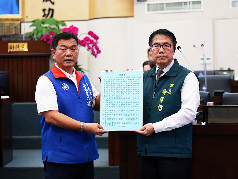 盧崑福市政總質詢 遞交陳情書給黃偉哲 盧崑福市政總質詢 遞交陳情書給黃偉哲