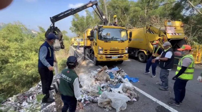 漾新聞|月世界驚現垃圾山!議員怒批市府失守 漾新聞|月世界驚現垃圾山!議員怒批市府失守