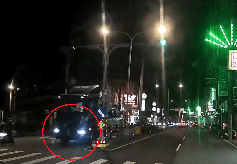 【有片】驚悚瞬間曝!中壢黑衣女子夜間闖越馬路 遭大貨車撞骨折 【有片】驚悚瞬間曝!中壢黑衣女子夜間闖越馬路 遭大貨車撞骨折