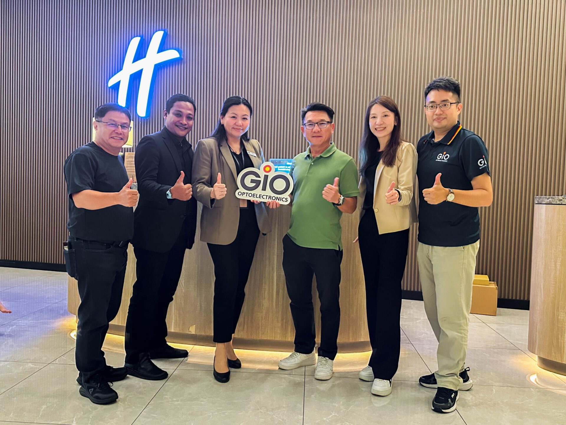 AI翻譯新革命 啟耀光電透明雙向翻譯機獲精品獎 IHG酒店率先啟用 AI翻譯新革命 啟耀光電透明雙向翻譯機獲精品獎 IHG酒店率先啟用