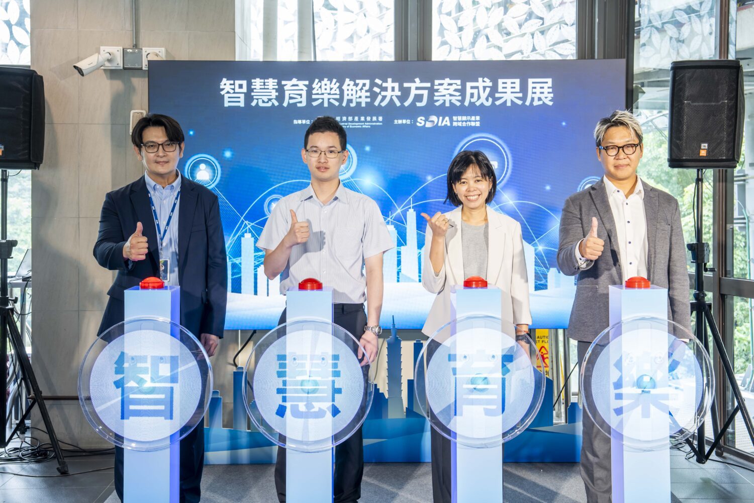 智慧顯示技術跨域應用 打造貓空纜車低碳智慧觀光新體驗 智慧顯示技術跨域應用 打造貓空纜車低碳智慧觀光新體驗