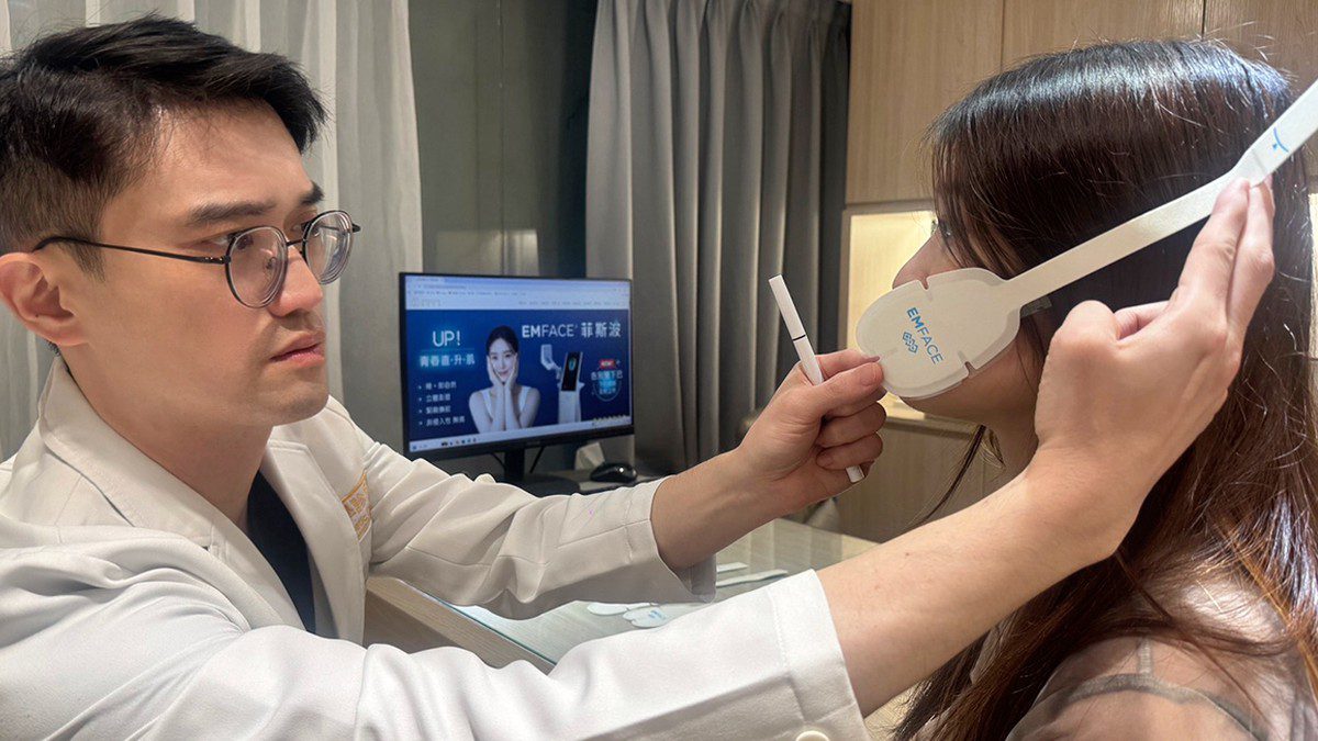 長期低頭滑手機 讓你臉部提前老10歲！菲斯波揭開「科技老化」真相