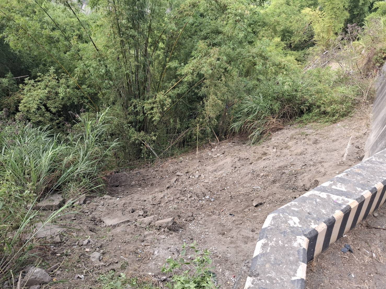 高市環保局火速清理月世界垃圾 檢警掌控嫌疑人擴大偵察 高市環保局火速清理月世界垃圾 檢警掌控嫌疑人擴大偵察