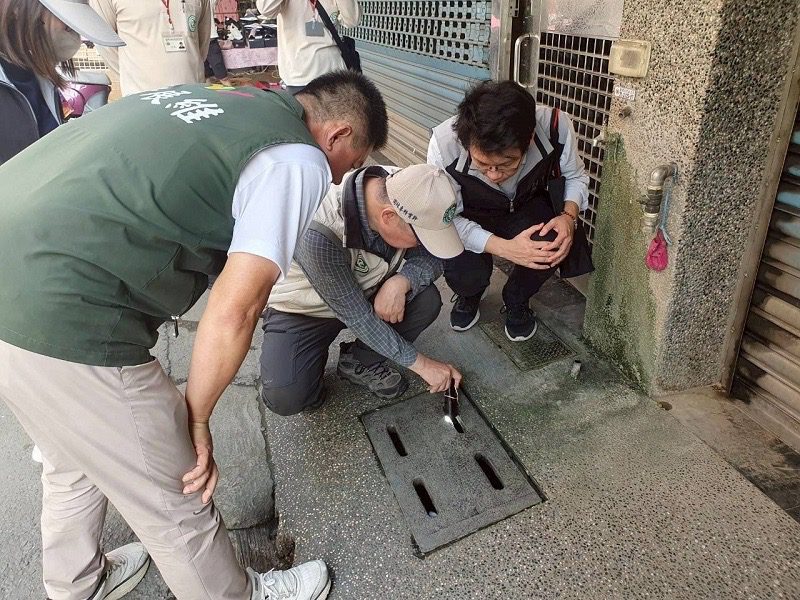 疾管署副署長南下視察登革熱防治 屏縣府與中央攜手防堵疫情擴散 疾管署副署長南下視察登革熱防治 屏縣府與中央攜手防堵疫情擴散