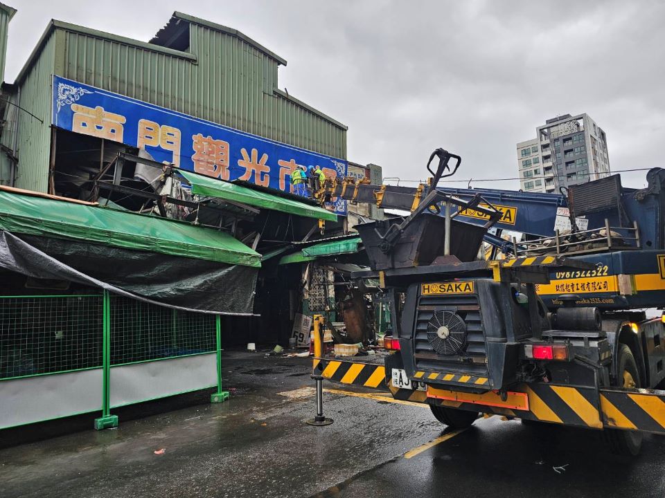 南門市場今拆除南昌西街頂棚 針對占用道路物品全面清除 南門市場今拆除南昌西街頂棚 針對占用道路物品全面清除