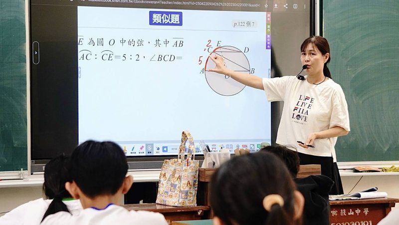 漾新聞|智慧校園衝起來 高雄5千教室觸控螢幕開始裝了 師生好嗨! 漾新聞|智慧校園衝起來 高雄5千教室觸控螢幕開始裝了 師生好嗨!