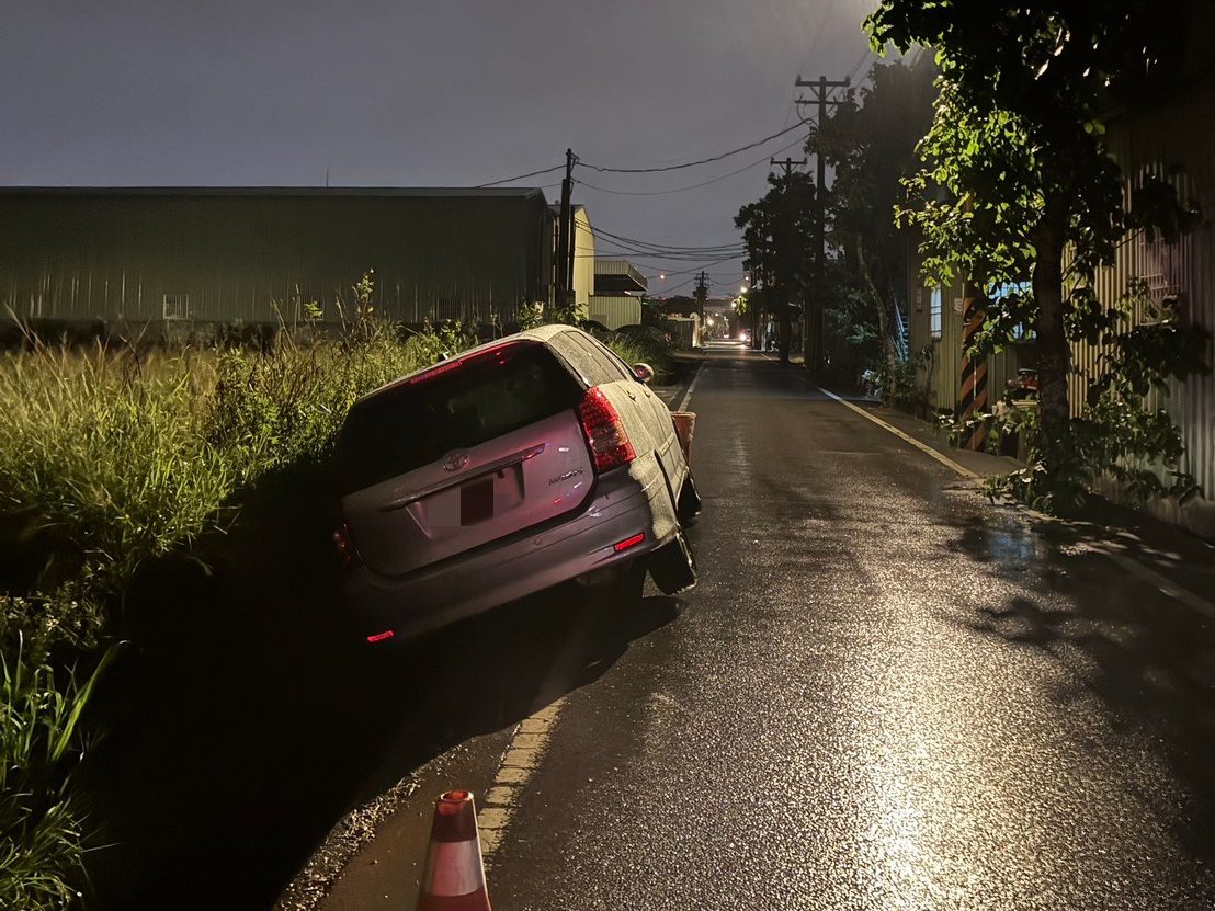 大雨視線差！6旬翁駕車摔落路旁水圳 中壢警暖心送回家